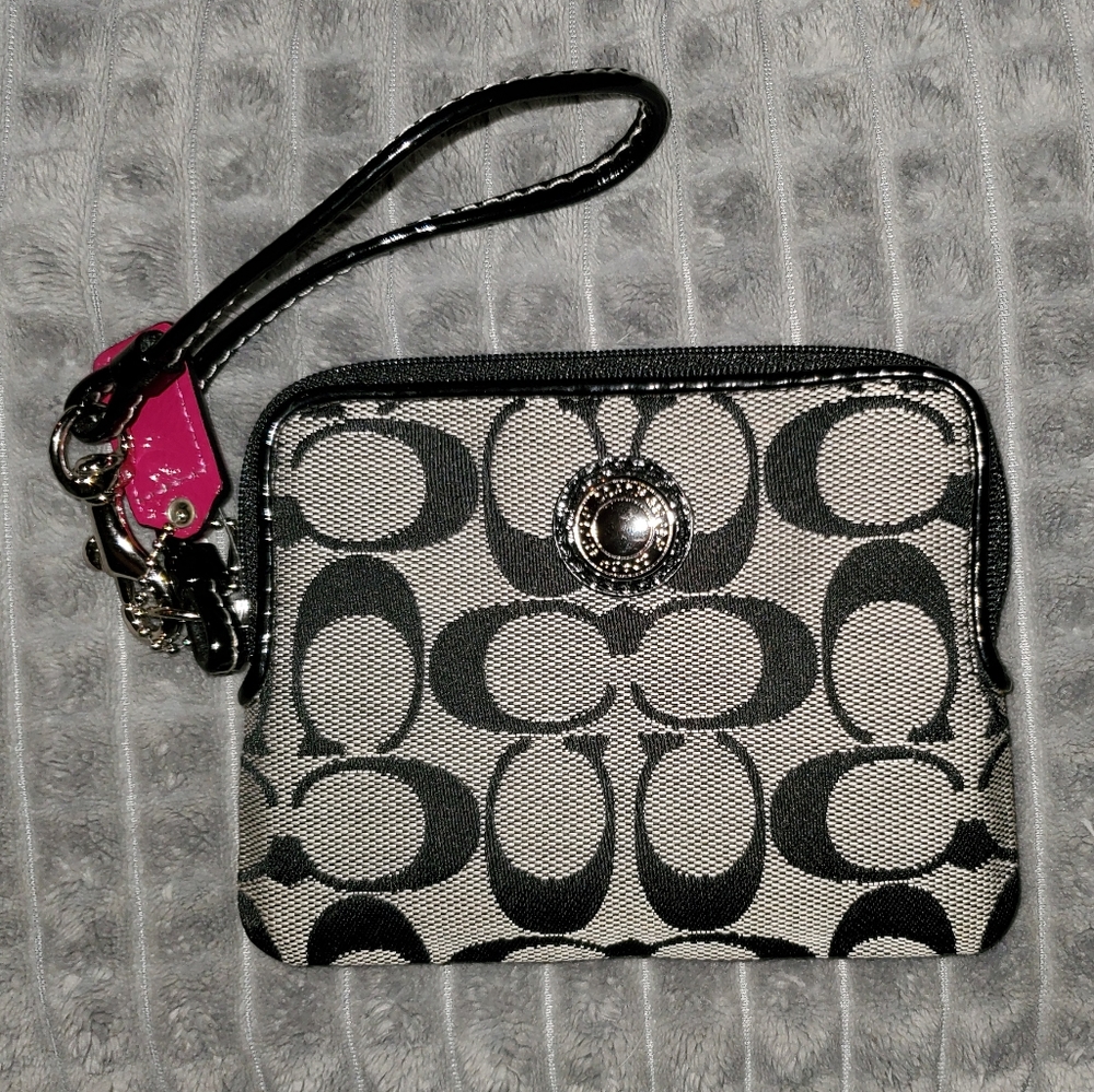 New Coach Signature Wristlet